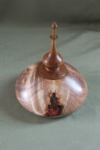 Hollow form with finial lid